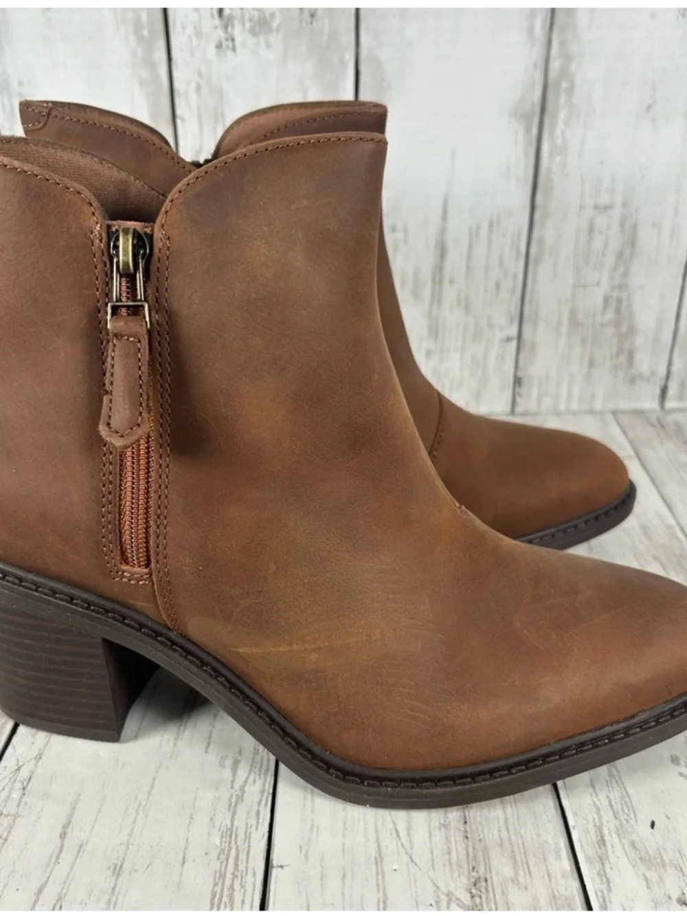 CLARKS Scene Zip Dark Tan Oiled Leather Insulated Cushioned Boots  8.5 NIB